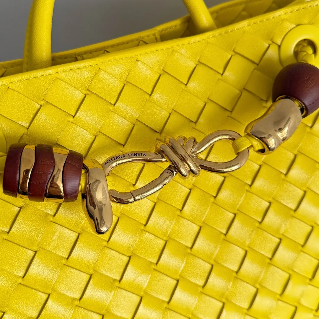 The new Andiamo batch of 3060 BV is shipped‼ ️The classic intercciato weaving process is used to create a soft bag, the metal knot is made of micro-cast aluminum using jewelry technology🪢, and the decorative beads are made of metal and hand-polished oak, allowing you to jump repeatedly between elegance and fun💃, making it unpredictable. Classic and versatile, it shows off your temperament, and the bag has a large capacity, making it very convenient for daily commuting! It has a variety of carrying methods, the shoulder straps can be adjusted by yourself, the original lambskin feels soft and delicate, and the unisex style breaks gender boundaries and brings a more practical and long-lasting use experience. The Andiamo, which has both elegant and casual styles, perfectly interprets the "fashionable old money style". Style number: 743568+wood hardware Color: sulfur color Size: 25*22*10.5cm